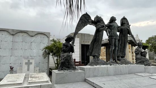 Eine bildhübsche Statue mit Engeln.