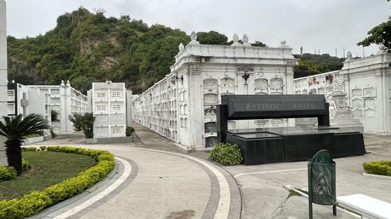 Und wieder viele Gräber - teilweise 4 oder 5 Reihen übereinander.