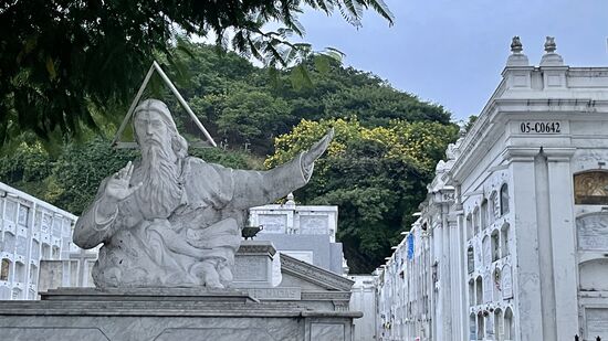 Er weist uns den Weg zum Ausgang  - ein anderer Wachmann taucht auf und bittet uns zum Ausgang. Zwischenzeitlich waren wir auch am Ausgang, aber Fabrizio hat mit dem Oberaufseher abgesprochen, dass wir noch ein wenig bleiben dürfen. Schließlich seien seine Freunde aus Deutschland hierher gekommen, um den Friedhof zu sehen und sie würden morgen leider wieder abreisen.
Fabrizio sagt das dem Wachmann und dann beginnt eine nette Unterhaltung zwischen den Beiden. Sie lachen sogar und es ist überhaupt kein Stress mehr.