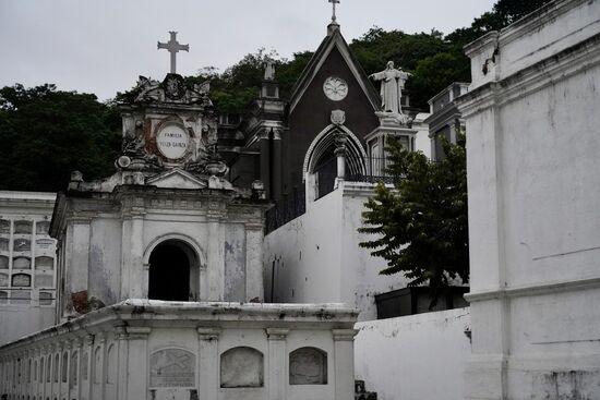 Es dunkelt immer mehr und wir entschließen uns, jetzt doch den Friedhof, der übrigens rund um die Uhr bewacht wird, zu verlassen.