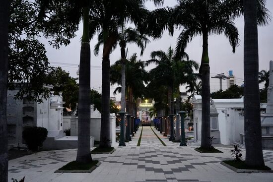 Der gesamte Friedhof ist unglaublich schön gestaltet, sehr sauber und „freundlich“. Richtig einladend! Wobei wir da im Moment noch nicht so scharf drauf sind.