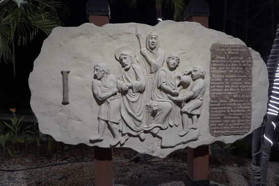 Entlang des Aufstieges sind Tafeln des Kreuzweges Christis angebracht.
Auf eder Ebene eine