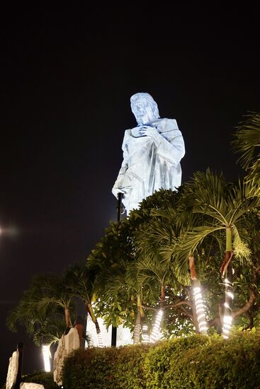 Hoch über der Stadt die Statue Monumento al Sageado Corozon de Jesus - eine Skulptur zu Ehren Essstörung von Nazareth.
Die Skulptur ist 15,6 Meter hoch, wurde aus Eisen und Kupfer in Italien geschaffen und in 27 Teilen im Jahr 1970 nach Guayaquil gebracht.