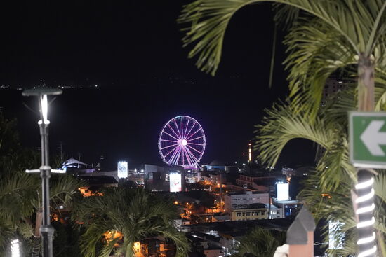 Die Aussicht von hier oben eröffnet uns die Stadt am Abend mit dem großen Riesenrad auf der Promenade.