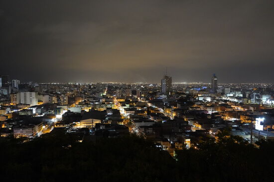 Eine sehr moderne Stadt, die sicherlich ihre Probleme hat, aber sich sehr weltoffen darstellt.