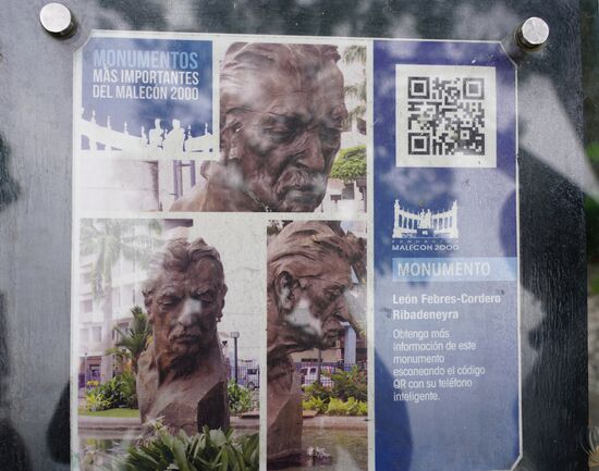 Malecon 2000 war ein Stadterneuerungsprojekt des damaligen Präsidenten. Die bis zu damaligen Zeitpunkt herunter gekommene Promenade wurde auf einer Länge von 2,5 km erneuert und verschönert.