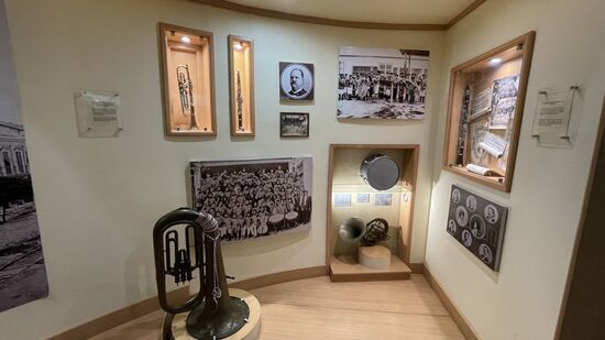 Fabrizio ist ganz aus dem Häuschen angesichts der vielen Erinnerungsstücke. Als wir das Gebäude verlassen wollen, spricht er eine Frau mit Kind an. Es entfacht sich eine lebhafte Unterhaltung, dann werden Selfies gemacht und Nummern ausgetauscht.
Fabrizio ist wie das Duracell Männchen. Später erzählt er uns, dass das eine sehr bekannte Sängerin sei. Er habe sie noch nie persönlich getroffen. Er sei so glücklich 