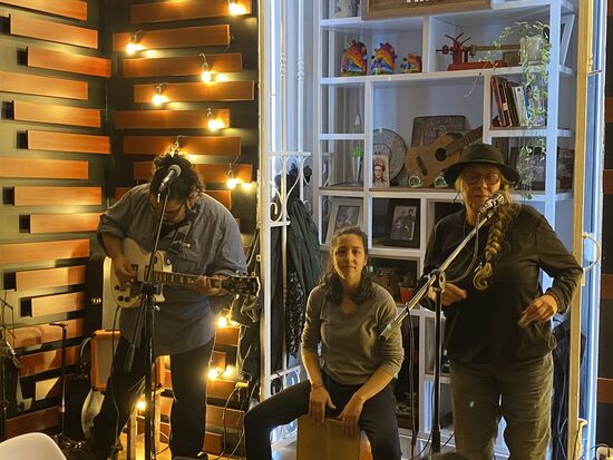 Die vier Bandmitglieder sind alle aus Argentinien. Sie sind bei Beginn der Pandemie von Argentinien hier nach Cuenca gekommen. In Argentinien beträgt die Inflation 300% und während der Pandemie war es für Künstler unmöglich, dort zu überleben.
Hier in Cuenca traf man auf Claudia und schwups war die Band komplett. Claudia macht seit mehr als 30 Jahren Musik. Ursprünglich kommt sie aus Würzburg, als Frau eines US-Soldaten hat sie dann 40 Jahre fast überall in den USA gelebt. Aber schon immer wollte sie nach Ecuador. Seit 2018 ist sie in IHREM Land.