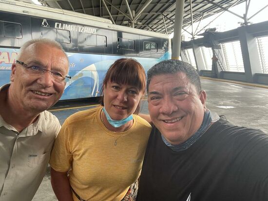 Fabrizio bringt uns mit dem Auto zum Busbahnhof. Wir sind etwas spät dran, aber Fabrizio beruhigt uns. Schnell werden die Bustickets gekauft und dann ab Richtung Bus. Zum Glück ist es nicht so weit. Und siehe da: wir sind eine Minute vor Abfahrt am Bus, verstauen unser Gepäck und haben noch Zeit für ein Selfie. Fabrizio ist ein ganz Lieber! Wir haben einen neuen Freund in Ecuador. 