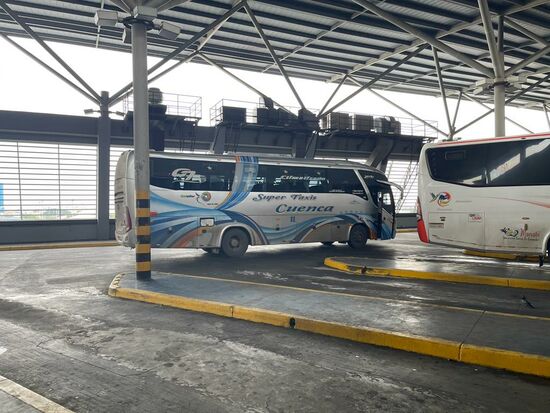 Im Minutentakt verlassen die Busse den Terminal. Fabrizio wartet noch, bis wir abfahren und winkt uns noch lange nach