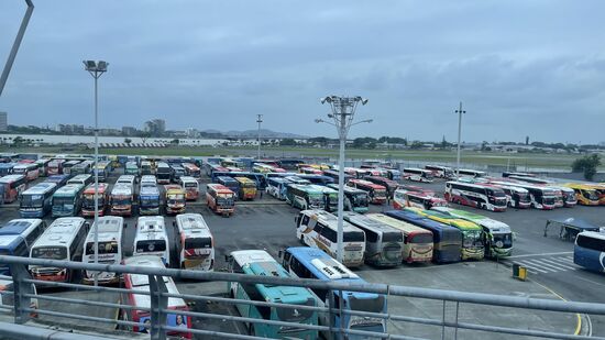 … draußen stehen noch unzählige Busse. Wie in allen Latein-Amerikanischen Ländern ist Busfahren sehr populär. Vielleicht wird es das in Deutschland auch mit dem 9 EURO Ticket.