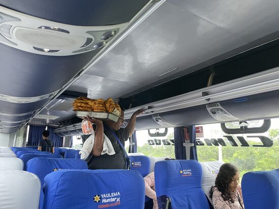 Unterwegs hält der Bus mehrfach und es steigen fliegende Händler zu, die allerlei an Speisen und Getränken anbieten. Sie fahren ein paar Kilometer mit, verkaufen und steigen dann wieder aus.