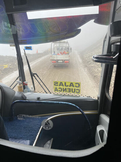 Es ist nebelig und der Bus fährt vorsichtig. Auf der Straße sieht man bereits die Spuren der Erdrutsche.