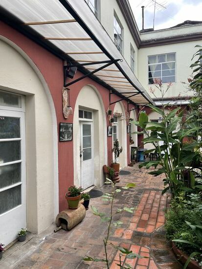 Als wir in Cuenca ankommen, regnet es nicht mehr. Es ist hier in den Bergen nicht so heiß wie in Guayaquil. Am Abend benötigen wir sogar eine Jacke - vollkommen ungewohnt nach 2 Monaten Afrika und 2 Wochen México.