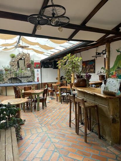 Unsere Unterkunft heißt „Yukumama“ und ist ein Hostel. Die Übernachtung im Doppelzimmer mit eigenem Bad kostet 25 USD. Wir bekommen ein schönes Zimmer.