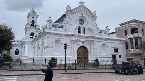 Claudia schlägt vor, dass wir ein kleinen Stadtrundgang machen. Wir gehen vom Hostel, welches recht zentral liegt, in Richtung alter Kathedrale. Die alte Kathedrale wird nicht mehr als Kirche genutzt, sondern nur noch für Veranstaltungen und Ausstellungen. Sie ist aber sehr gut erhalten. Und es wird immer wieder restauriert. Alle Gegenstände der Kathedrale sind noch erhalten und befinden sich darin.