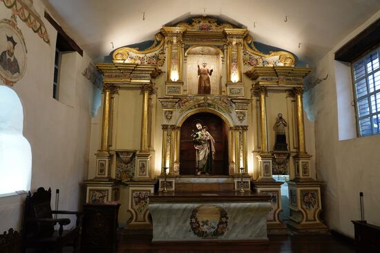 Vom Mittelschiff ausgehend gibt es immer wieder Seitenflügel, in denen unterschiedliche Altare aufgebaut sind. Einer schöner als der andere.