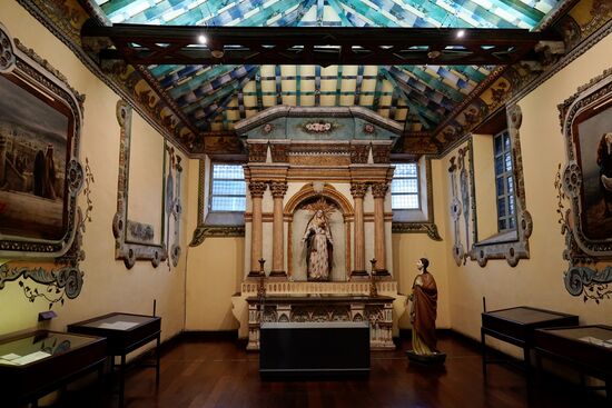 Es ist ein bisschen wie ein Museum, weil einige alte Möbel drin stehen