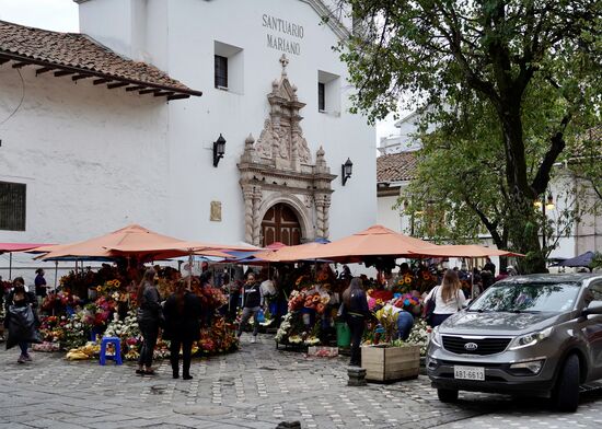 Direkt zwischen alter und neuer Kathedrale liegt der Blumenmarkt von Cuenca, der „Plaza de las Flores“. Hier auf dem Markt verkaufen Chola-Frauen mit langen schwarzen Zöpfen und Panamahüten Unmengen farbenprächtiger Blumen.