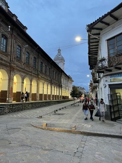 Wir streifen durch die beleuchtete Altstadt von Cuenca. Cuenca ist die drittgrößte Stadt Ecuadors, liegt auf 2.560 Meter in den ecuadorischen Südanden. Bekannt ist die Stadt für die Herstellung der Panamahüte. Es leben in der Stadt, die auch Universitätsstadt ist, ca. 660.000 Einwohner. Darunter sind sehr viele Südamerikaner und viele Gringos!
Gringos? Hier in Mittel- und Südamerika werden männliche Personen, die nicht romanischer Herkunft sind, so bezeichnet.
Claudia meint in erster Linie die vielen US-Amerikaner. Es leben hier sehr viele - insbesondere ältere US-Amerikaner, die hier für vermeintlich kleines Geld Wohnungen und Häuser mieten bzw. Kaufen., sich aber nicht richtig integrieren wollen, auch die Sprache nicht lernen wollen. Für 79 USD kann man hier in das Gesundheitssystem einsteigen. Das wird von den Gringos sehr gerne in Anspruch genommen. Sie lassen sich dann alles „reparieren“, was brüchig ist: Hüften, Knie, Schultern, Zähne, etc. - Für die Einheimischen wird es immer schwieriger und teuerer, im eigenen Land zu leben. 
Am Abend treffen wir noch eine US-Amerikanerin, die sogar deutsche Wurzeln hat. Sie lebt seit 4 Jahren hier, hat die 2. Staatsangehörigkeit. Sie bietet Thomas an, sich um das Visum für eine Staatsangehörigkeit zu kümmern. Es kostet nur 5,000 USD und man ist Ecuadorianer. Später erzählt Claudia, dass das auch wesentlich günstiger gehe.