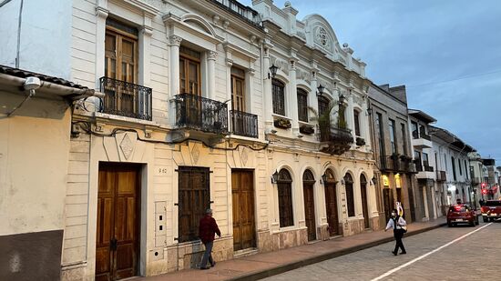 Wir gehen durch die Stadt, auf dem Wege zum