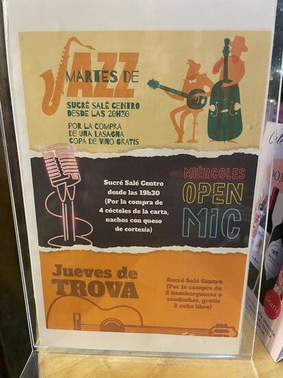 Jeden Mittwochabend findet hier das „Open MIC“ statt. Musiker aller Genre kommen hierher und treten auf. Heute Abend tritt auch Claudias Band hier auf.