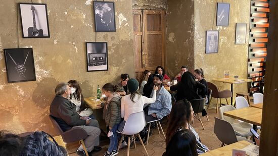 Das Lokal ist sehr klein und die wenigen Plätze sind schnell vergriffen.