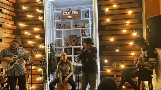 Claudia - sie spielt die Mundharmonika und ist die Lead-Sängerin.  Eine echt klasse Stimme hat diese Frau!!!