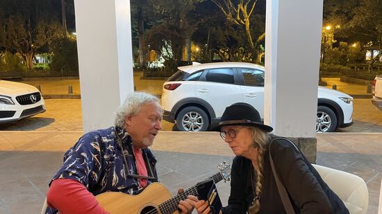 Nach ihrem Auftritt wird fachgesimpelt. Dieser Musiker kommt ursprünglich aus Kanada, war früher Olympiasieger im Marathon und lebt jetzt hier in Cuenca. Claudia und er tauschen sich häufig aus.