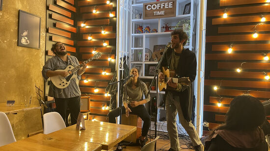 Die Band tritt mehrmals an diesem Abend auf. Wir freuen uns schon, mit der Band ab Freitag auf Tournee zu gehen. Los geht es dann gemeinsam im Tourbus.
Wir haben einen tollen Abend verlebt, viele interessante Menschen kennengelernt.