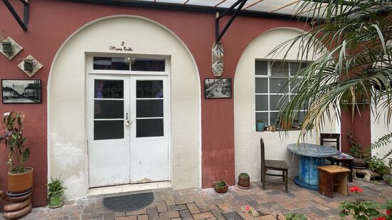 Hier der Eingang zu unserem Zimmer. Die Tür wird mit einem Vorhängeschloss verriegelt.