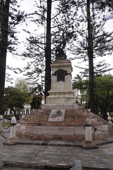 Der kleine Park Calderon mit Monument vor der neuen Kathedrale.