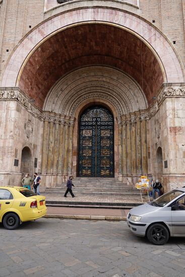 Imposant die Eingänge der Kathedrale