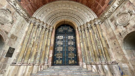 Wenn man direkt davor steht, wird einem erst bewusst, wie groß die Türen sind.