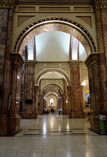 Im Innenraum der Kathedrale wird man erschlagen von der Schönheit und Kostbarkeit der Altare und der vielen Malereien.