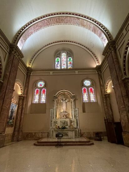 In den Seitenschiffen auch hier viele Altare.