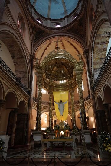 Der Raum des Hauptaltars ist unglaublich groß - fast wie eine eigene Kirche