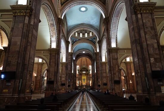 Mit großem Staunen verlassen wir die Kathedrale. Sie bietet bis zu 10.000 Gläubigen Platz - unvorstellbar.
