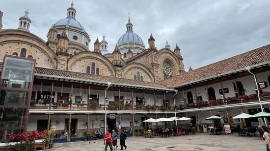 Direkt neben der Kathedrale entdecken wir einen schönen Innenhof im republikanischen Stil des 19. Jahrhunderts. Hier haben wir eine tolle Sicht auf die blauen Kuppeln der Kathedrale.
