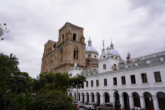 Wir entscheiden uns, eine Stadtrundfahrt in einem Doppeldeckerbus zu machen. Diesmal oben, damit Thomas vernünftig fotografieren kann.