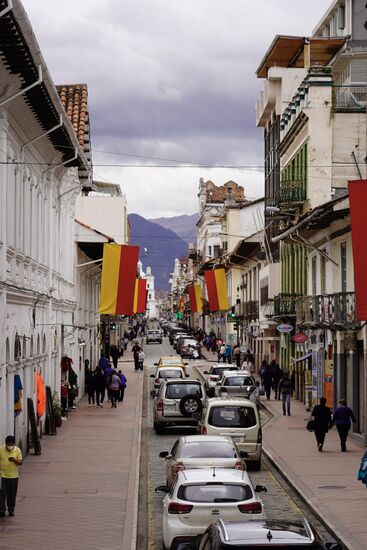 Es geht durch den alten historischen Distrikt der Stadt.
