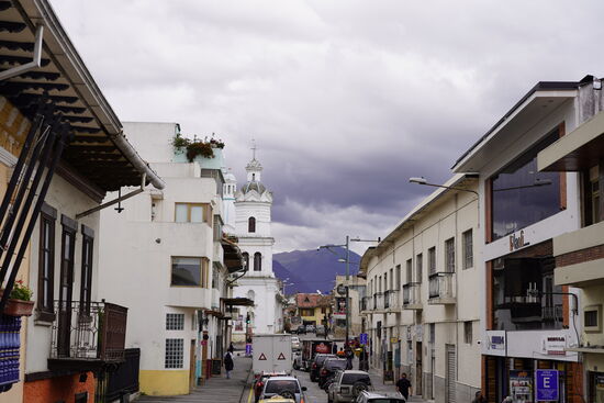 Es geht aus der Stadt raus - wir wollen auf den Hügel im Hintergrund.