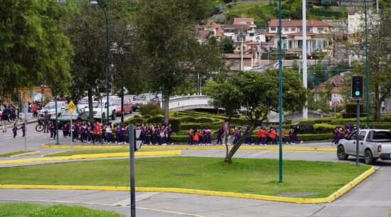 Hunderte Schulkinder auf dem Weg zu einem Sportzentrum in der Nähe.