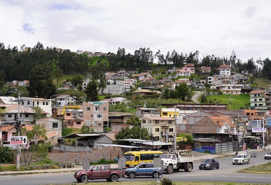 Die Bebauung außerhalb der Stadt wird großzügiger.