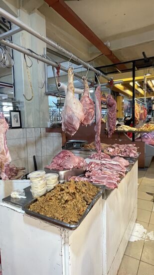 Und auf geht es in die Markthalle Mercado 10 de Augusto. Wir waren gestern Abend kurz in der Halle, aber alle Händler machten Feierabend und es war keine Zeit mehr um ….