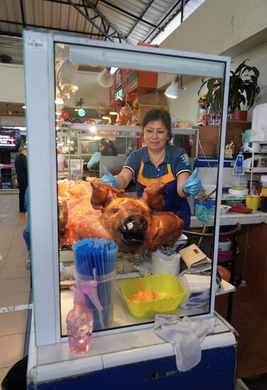 … Hornado zu essen. Beim Hornado wird das Schwein im Ganzen gekocht und dann gegrillt. Die Kruste ist richtig knackig. Eine Delikatesse für Non-Vegetarier