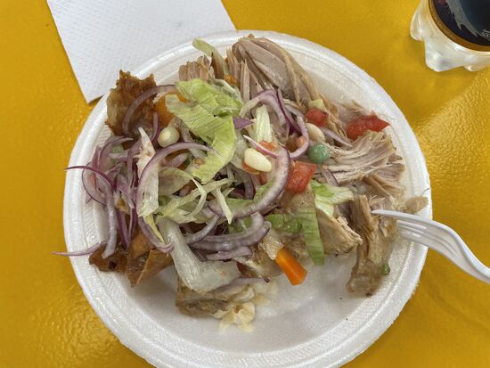 Viel Fleisch auf gekochtem Mais, mit Kartoffelecken, viel Zwiebeln und Salat. Wir waren begeistert und satt nach dieser Portion.