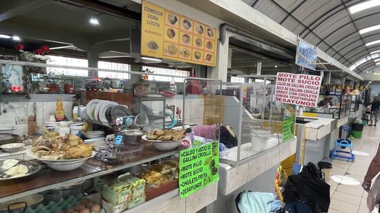 Es gibt viele Essenstände, mit Hornado, aber auch Fisch, Hähnchen, etc.