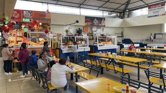 In einer Ecke der Markthalle sind ausschließlich Stände mit Hornado. Es ist in Ecuador ein sehr beliebtes Essen.