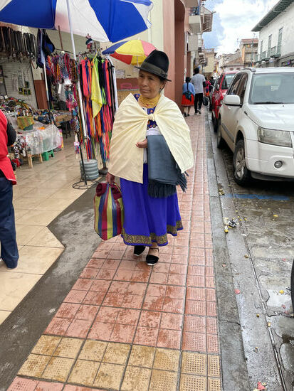 Vor der Halle treffen wir auf die ecuadorische Frau in Tracht.